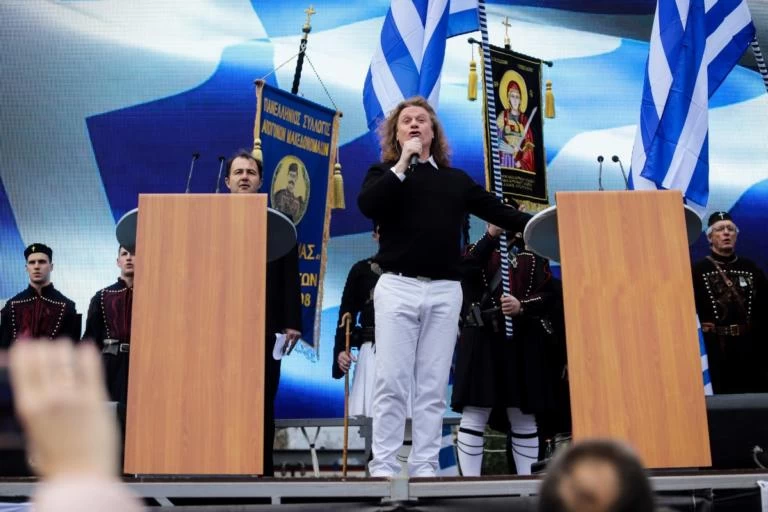 Ο Πέτρος Γαϊτάνος τραγουδά τον Εθνικό Ύμνο στο συλλαλητήριο (βίντεο)